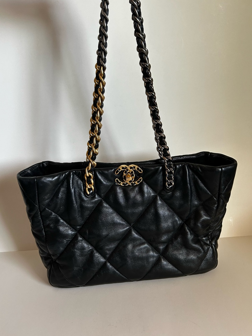 CHANEL Black Quilted Leather Shoulder Bag with Gold Chain CC